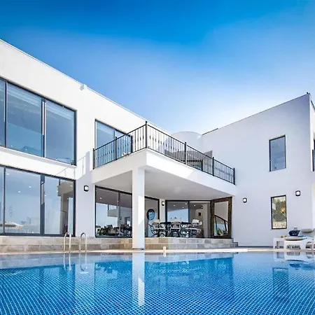 Sleeps 8 With Pool Air Con And Wifi Villa