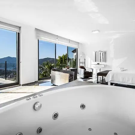 Sleeps 8 With Pool Air Con And Wifi