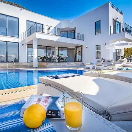 Sleeps 8 With Pool Air Con And Wifi