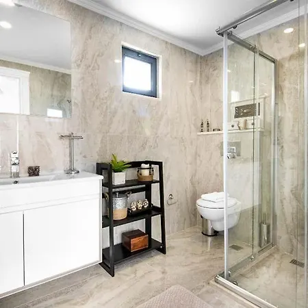 Sleeps 8 With Pool Air Con And Wifi *