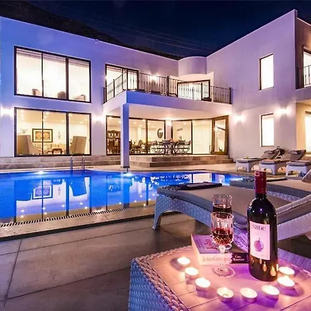 Sleeps 8 With Pool Air Con And Wifi Villa