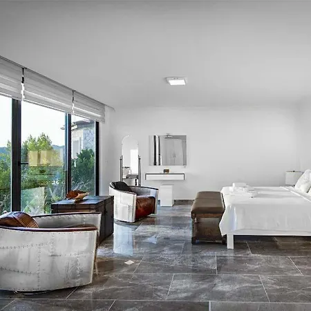 Villa Sleeps 8 With Pool Air Con And Wifi *